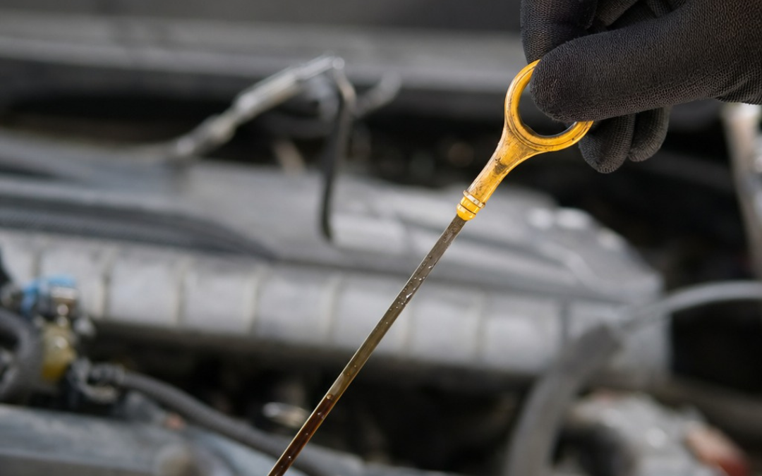 Cómo comprobar el nivel de aceite si tu coche no tiene varilla